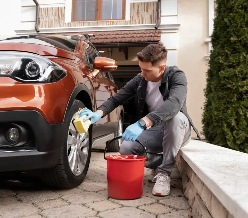 Lavage auto à domicile Maisons-du-Bois-Lièvremont : professionnel intervenant sur un véhicule